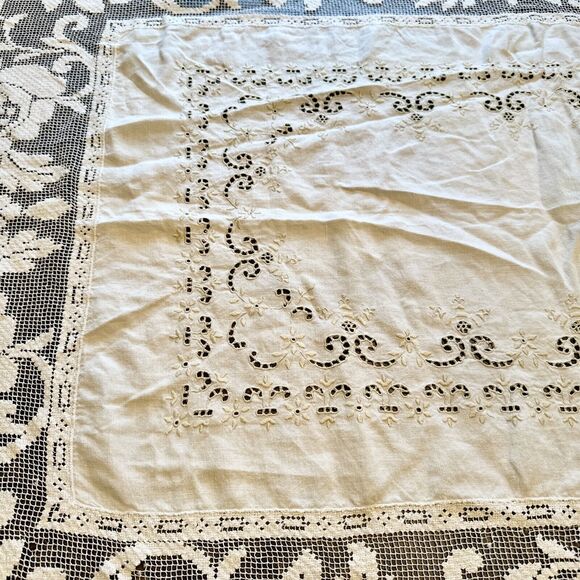 Beautiful Vintage Two Tone Lace Tablecloth  66x81" scalloped & lace edges - Picture 4 of 13